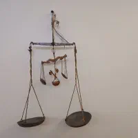 ترازو و جعبه سنگ ترازو قدیمی