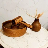 گردو شکن  با چوب گردو