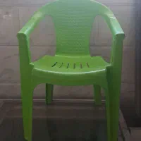 صندلی پلاستیکی دستهدار سالم و مقاوم