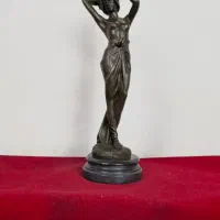 مجسمه برنز دختر دست به مو hong برنزی