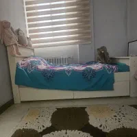 تخت و آینه قدی و دراور، تشک سالم و محافظ زد آب تشک