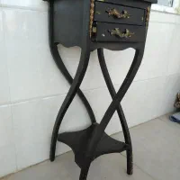 میز زیر تلفن