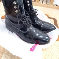 یک جفت کفش بوت ورنی نو