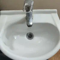 روشویی کوچک با شیر استیل کار کرده وسالم