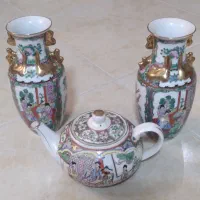 دو گلدان و یک قوری مرغی