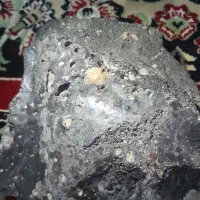 یک عدد شهاب سنگ موجود میباشد