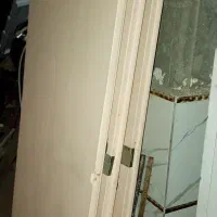 در کمد دیواری 4لنگه پایین 4لنگه بالابا قفل و لولا