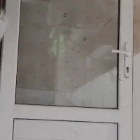 درب Upvc بدون پاخور با شیشه و لولا و دستگیره سالم