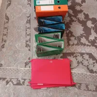 تعدادی زونکن اداری وپوشه گیره دار بایگانی