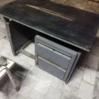 میز کار فلزی دو کشو کارکرده و مقداری ضایعات