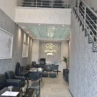منشی دفتر املاک مسلط به تایپ