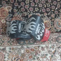 دستکش و کلاه نقاب دار رزمی