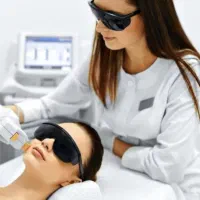 استخدام اپراتور لیزر در کلینیک زیبایی