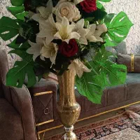 گل به همراه گلدان طلایی