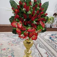 گل مصنوعی همراه با پایه گلدان