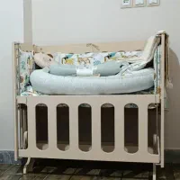 کریر و تخت کنار مادر