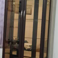 ویترین mdfشیشه ای ۵ طبقه دارای یک کشو ونور پردازی