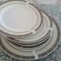 تعدادی ظرف و ظروف چینی و بلور