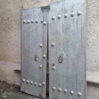 درب چوبی قدیمی با چوب گردو