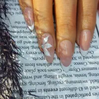 خدمات کاشت ناخن و دستیار ناخن