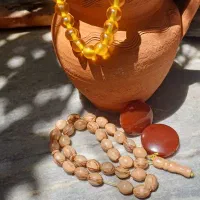سنگ عقیق و تسبیح و کوزه قدیمی