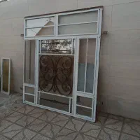 پنجره فروشی با شیشه