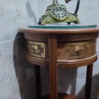 تلفن قدیمی با زیر میزی