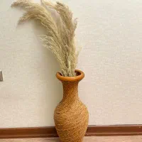 گلدان حصیری دکوری کنار سالنی با پامپاس طبیعی