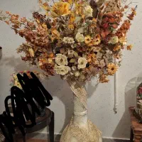 گلدان سفالی و گل مصنوعی چند رنگ