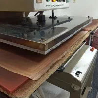 خانم جهت کار پرس در کارگاه تولیدی لباس