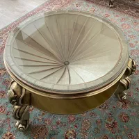 میز جلو مبلی گرد کلاسیک شیشه‌ای طلایی بسیار شیک
