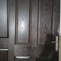 در اتاق با چهار چوب ۳عدد باتور در وپنجره