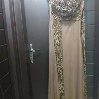 پیراهن مجلسی نسکافه ای با طراحی گل برجسته