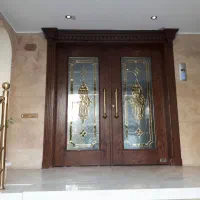 رنگ  دربهای چوبی لابی پارکت.کابینت چوبی پلی اورتان