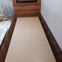 تخت یکنفره همراه با تشک خوشخواب .فرش ۱۲متری