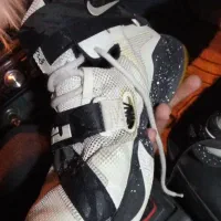 کفش والیبال در حد نو