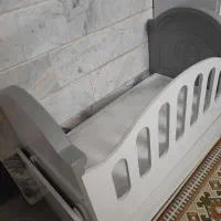 گهواره و تخت کنار مادر