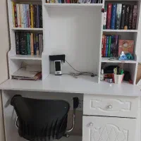 تخت وکمد وکتابخانه