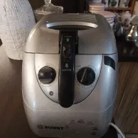 یک عدد چایی ساز و سرخ کن بزرگ