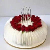فروشنده خانوم برای قنادی کوماج