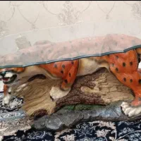 میز پلنگ به عنوان عسلی یا میز تزیینی وسط مبل