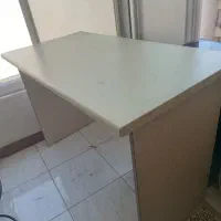 میز بزرگ وکاربردی با صفحه تاپس