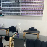ناخنکار ماهر مسلط به پودر و ژل