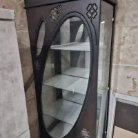 یک ویترین چوبی وداخل شیشه ای