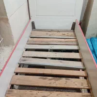 تخت چوبی. سالم