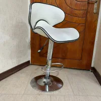 صندلی سفید ناخن‌کار جک‌دار  نیاز به تعمیر