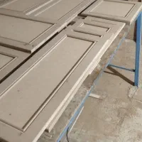 کارگر ساده جوان کارگاه تولید درب کابینت