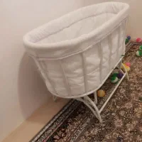 گهواره محرک و قنداق نوزاد