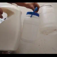 چهار لیتری و ظرف پلاستیکی