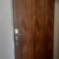 دو عدد درب دستشویی و حمام در حد نو